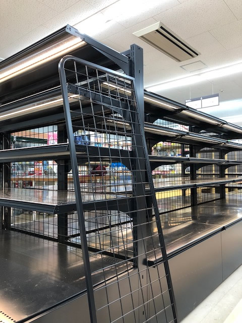 某商業施設内の棚照明器具の設置工事写真２