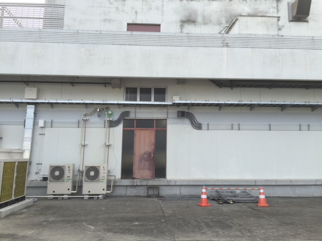 食肉加工工場冷凍機電源屋外露出配管工事写真２