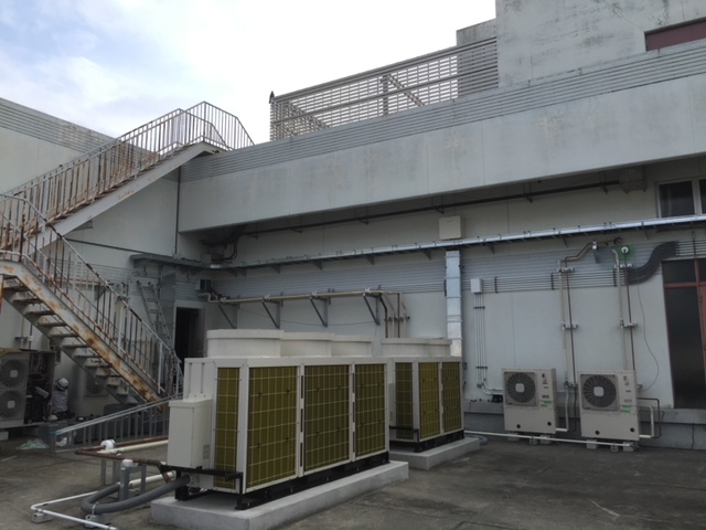 食肉加工工場冷凍機電源屋外露出配管工事写真１