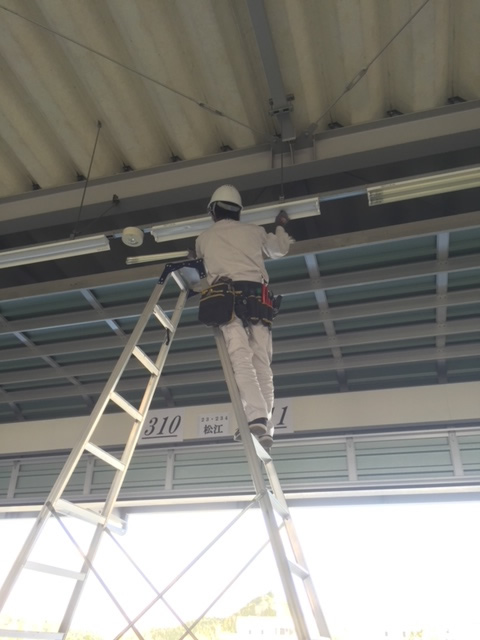 物流倉庫ＬＥＤ照明器具更新工事写真３